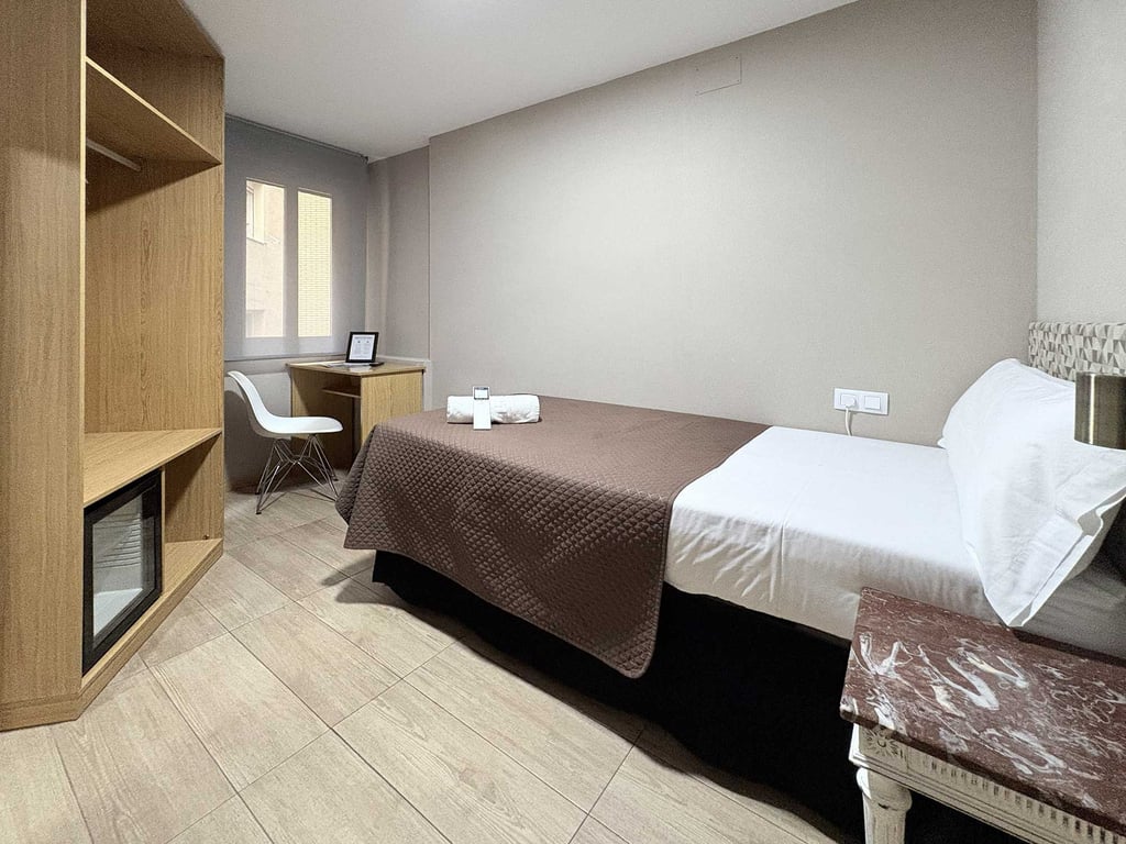 Pensión Laurel – Habitación individual cómoda con baño compartido