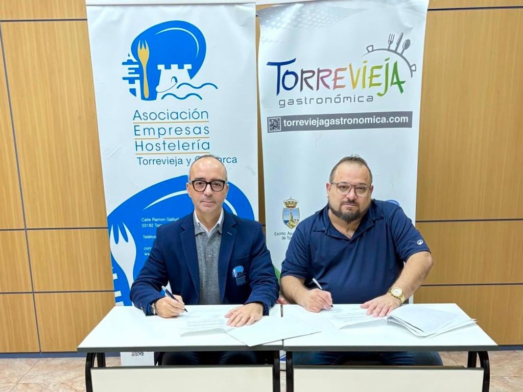 Jose Ignacio Pastor y Eduardo García firman el convenio de colaboración