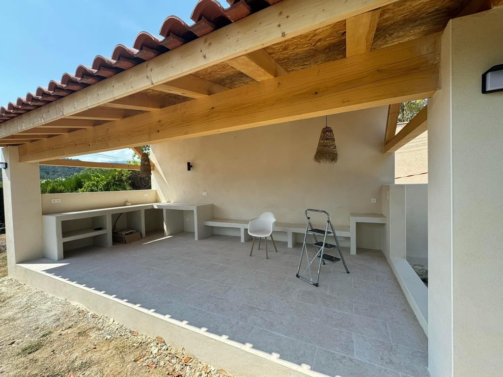 Terrasse extérieure aménagée avec pergola en bois moderne