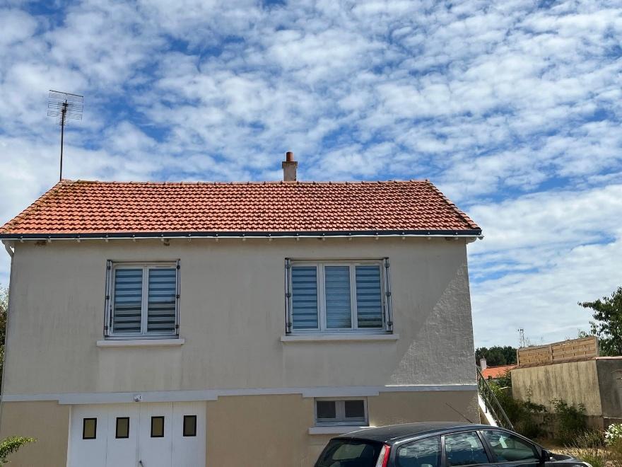 Nettoyage par drone, démoussage de toiture, Nettoyage de panneaux solaires, façade et bardage 