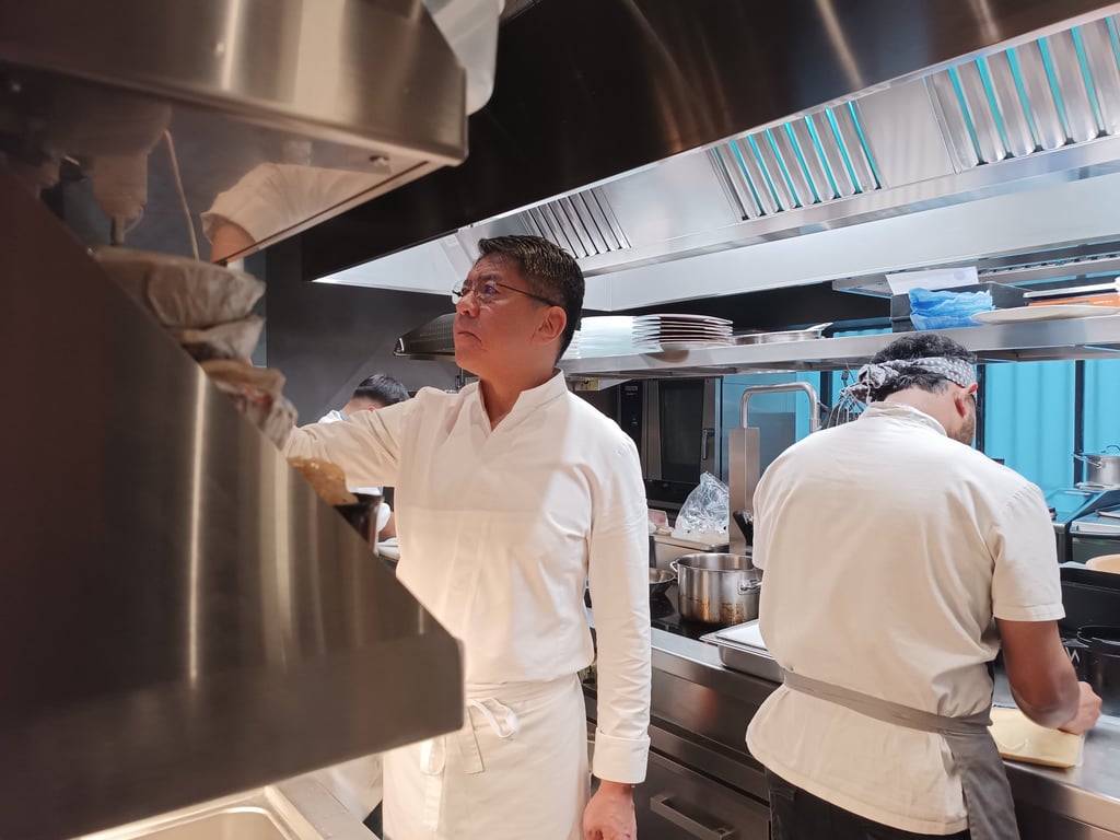 Chef Nobuya Niimori al lavoro nella cucina del ristorante Nobuya Milano