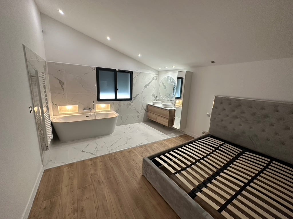 Création d'une suite parentale avec salle de bain ouverte, baignoire et parquet. Harenova,