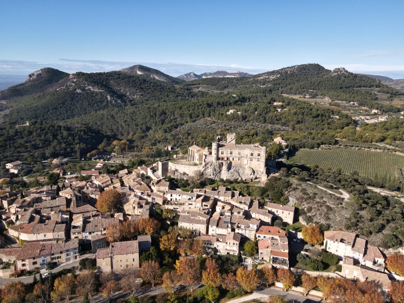 Das Dorf Le Barroux in der Provence, Le Barroux am Fuße des Mont Ventoux