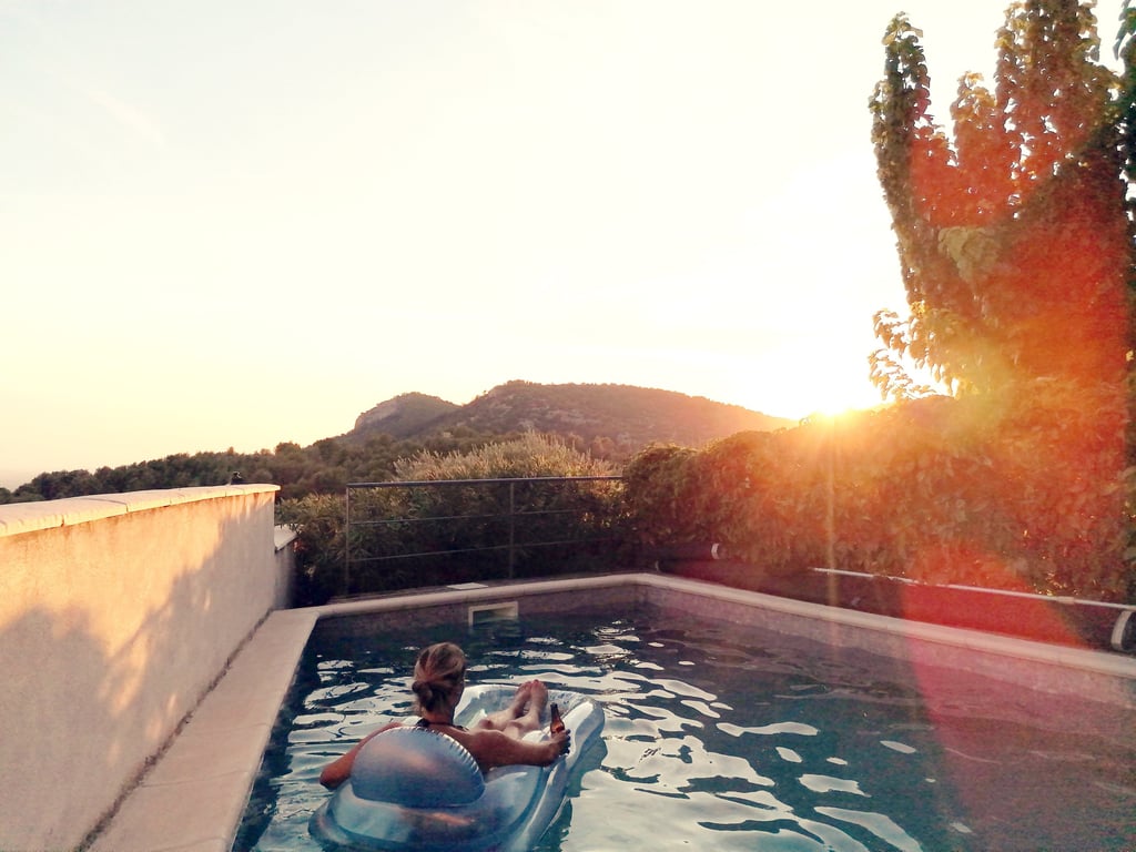 Sonnenuntergang über dem Pool im Herzen der Provence am Fuße des Mont Ventoux