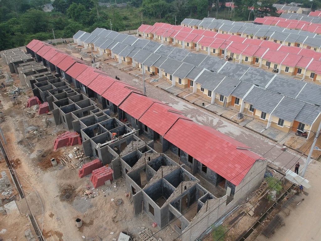 a building with a red roof and a black roof  Distributor Pralon