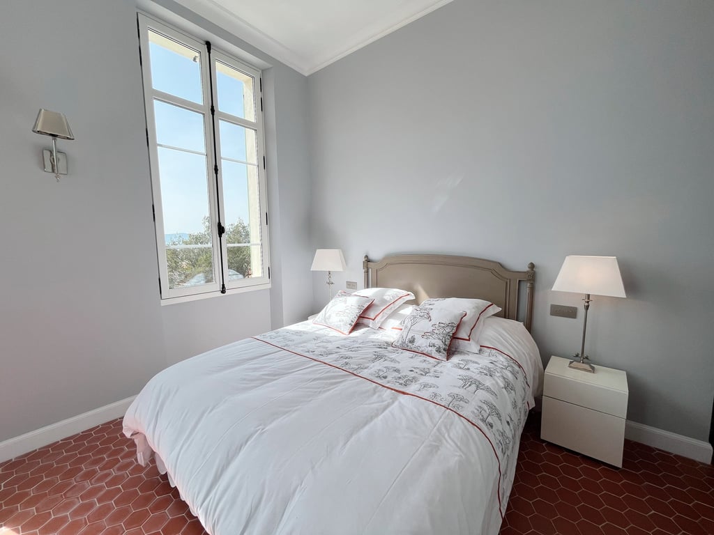 Suite parentale avec sa salle d'eau attenante et terrasse privative vue mer