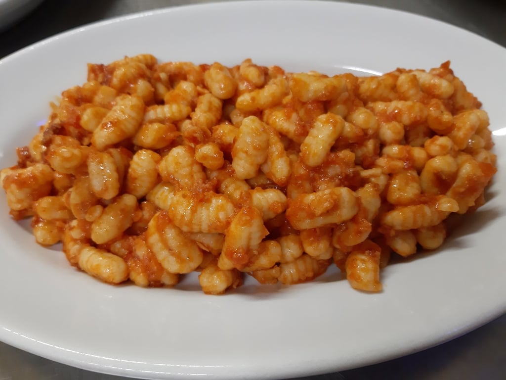 Piatto di gnocchi di pasta fresca della cucina tradizionale sarda
