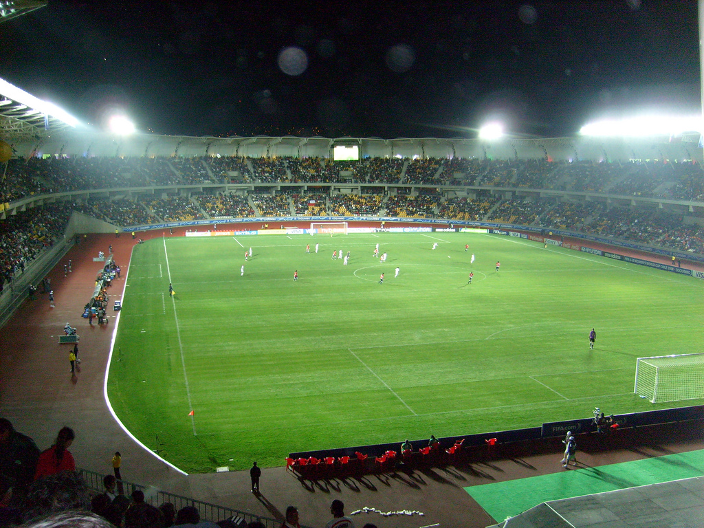 Estádio Francisco Sánchez Rumoroso em Coquimbo, Chile, vista das arquibancadas durante partida de futebol.
