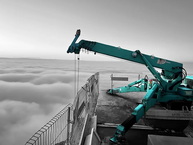 mini żuraw pracuje na dachu wieżowca Varso Tower na wysokości 231 m n.p.m.. 