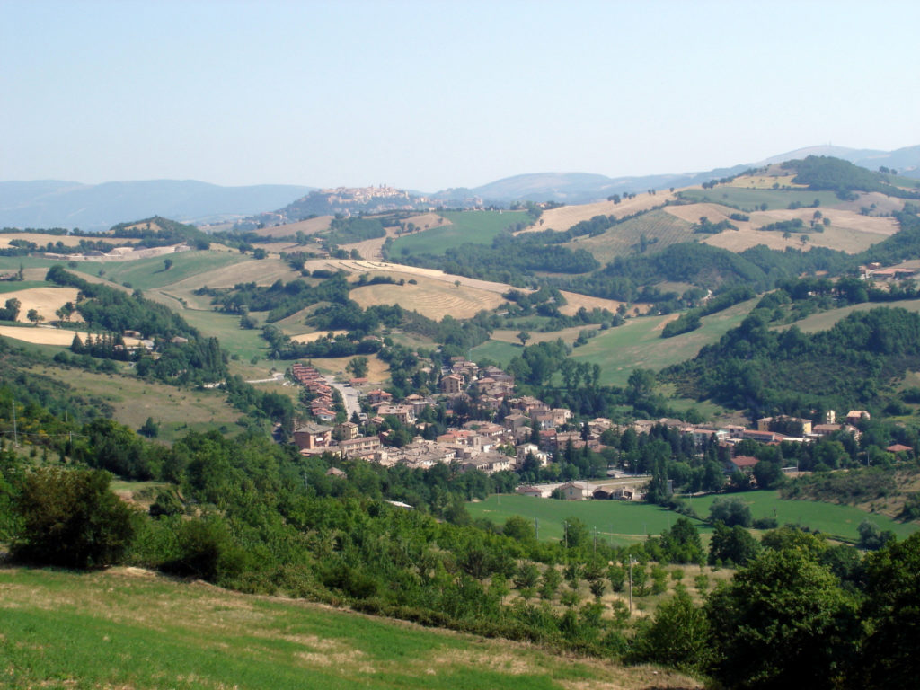 Borgo rurale tranquillo tra colline Marche