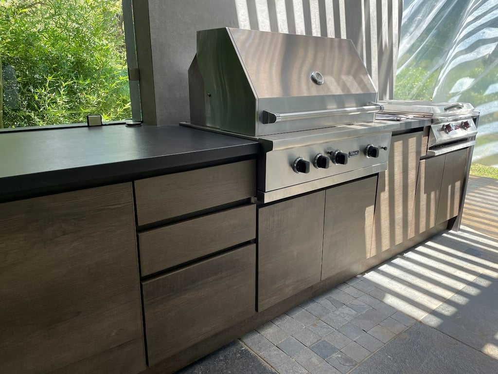 Churrasquera para cocina exterior empotrada en top de cuarzo