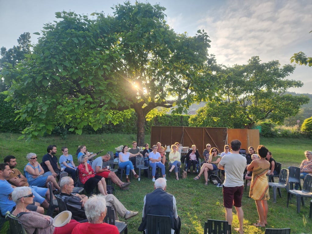 Photo d'une réunion des membres de Tournon en Commun