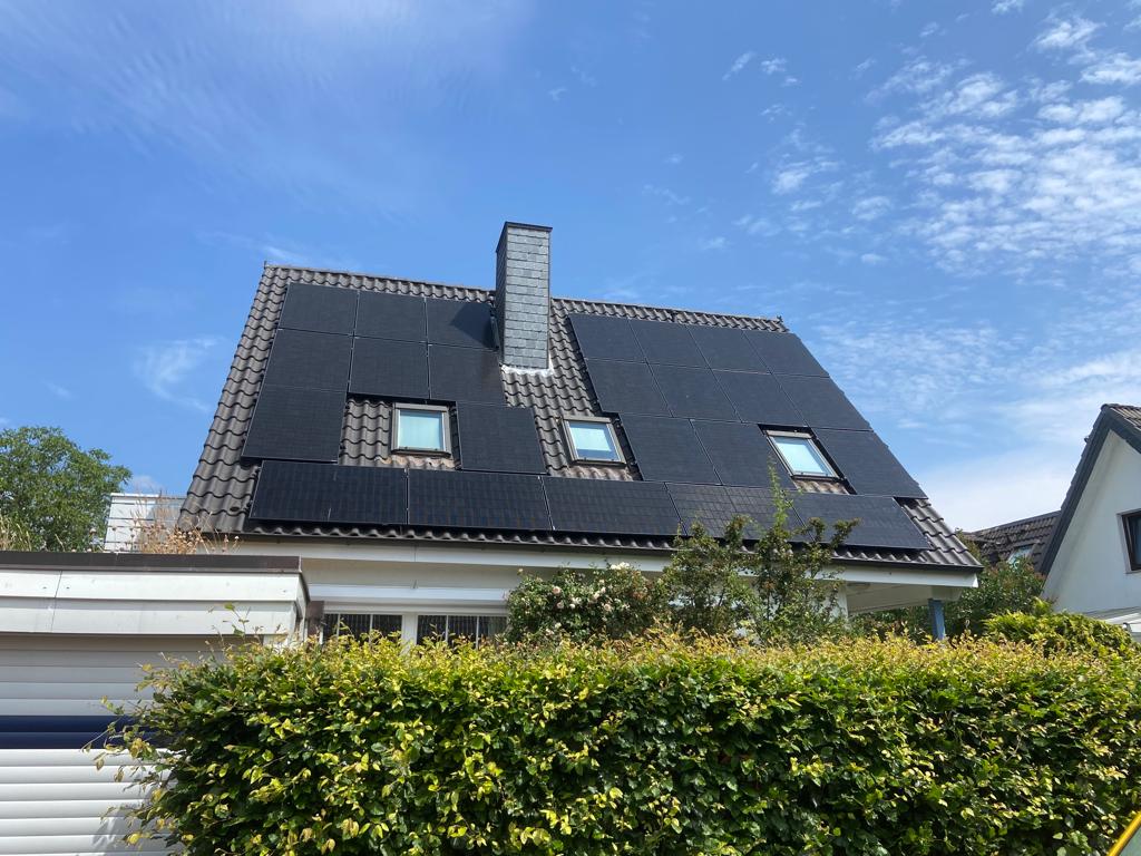 ein Haus mit auf dem Dach installierten Solarpaneelen