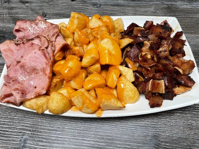 plato combo de lacón con patatas y oreja de cerdo a la plancha