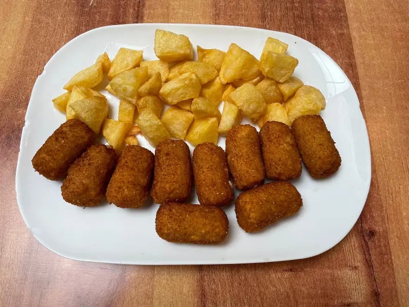 croquetas de jamón acompañadas con patatas