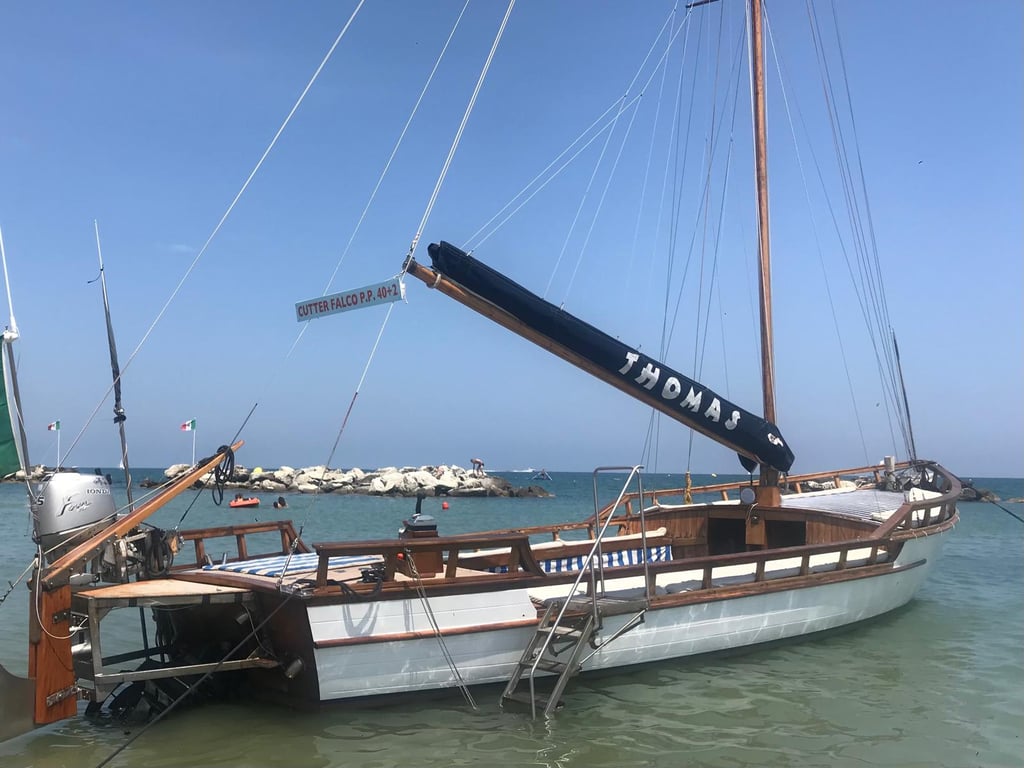 Barca ormeggiata spiaggia 68 cattolica, Cutter, barca da trasporto