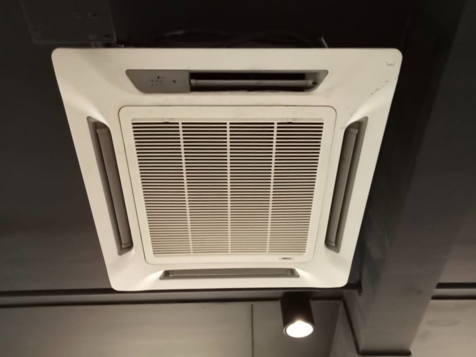 Pemasangan unit cassette aircond pejabat berkualiti tinggi.