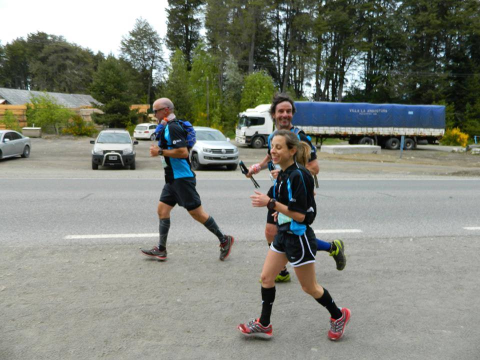 mujer corriendo por la ruta