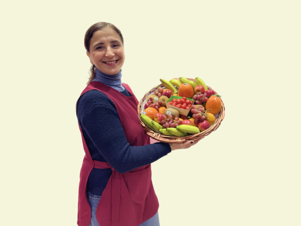 Panier en osier naturel composé d'un assortiment de fruits soigneusement choisis