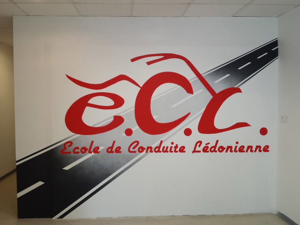 Illustration et logo peint sur mur intérieur pour une école de conduite à Lons-le-Saunier (39).