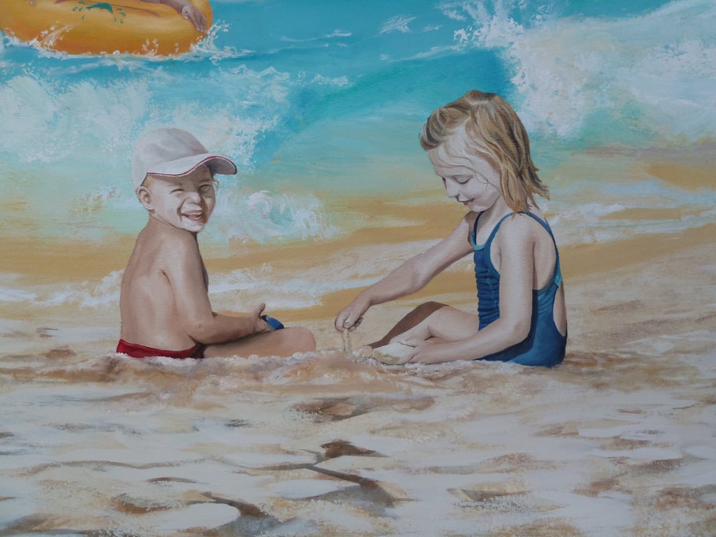 Fresque murale: deux enfants jouent avec le sable d'une plage. Tournus (71).