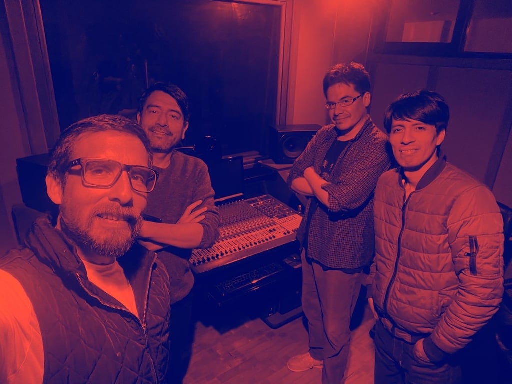 Miguel José Flores, Toño Valero, Phelan Kelly y Miguel Ángel Yance grabando "Volar" en MCA Studios