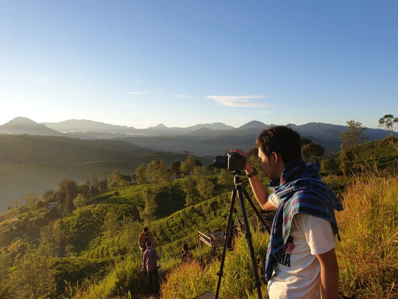 beberapa orang sedang menikmati momen  sunrise di pangalengan