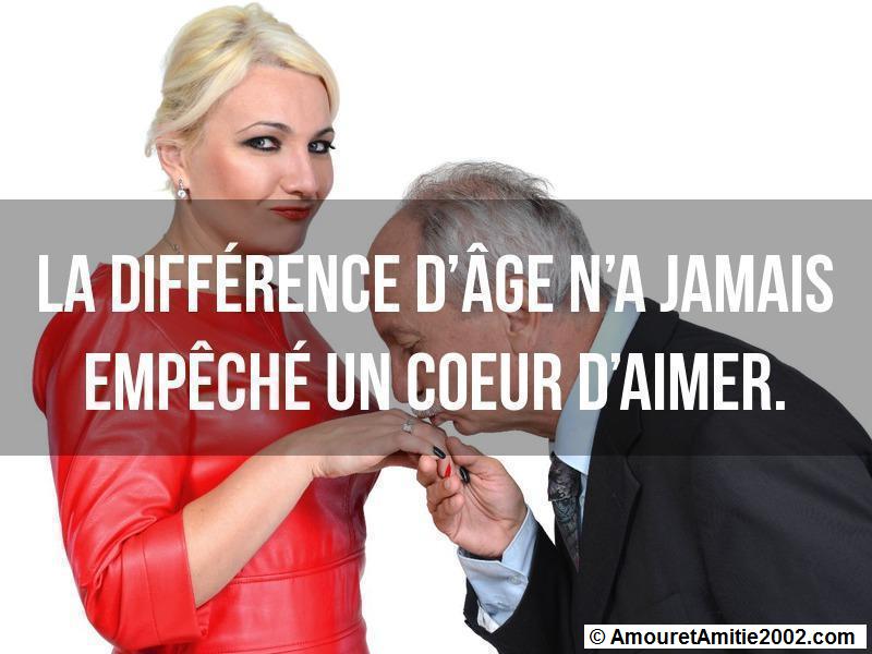 un homme baise la main une femme