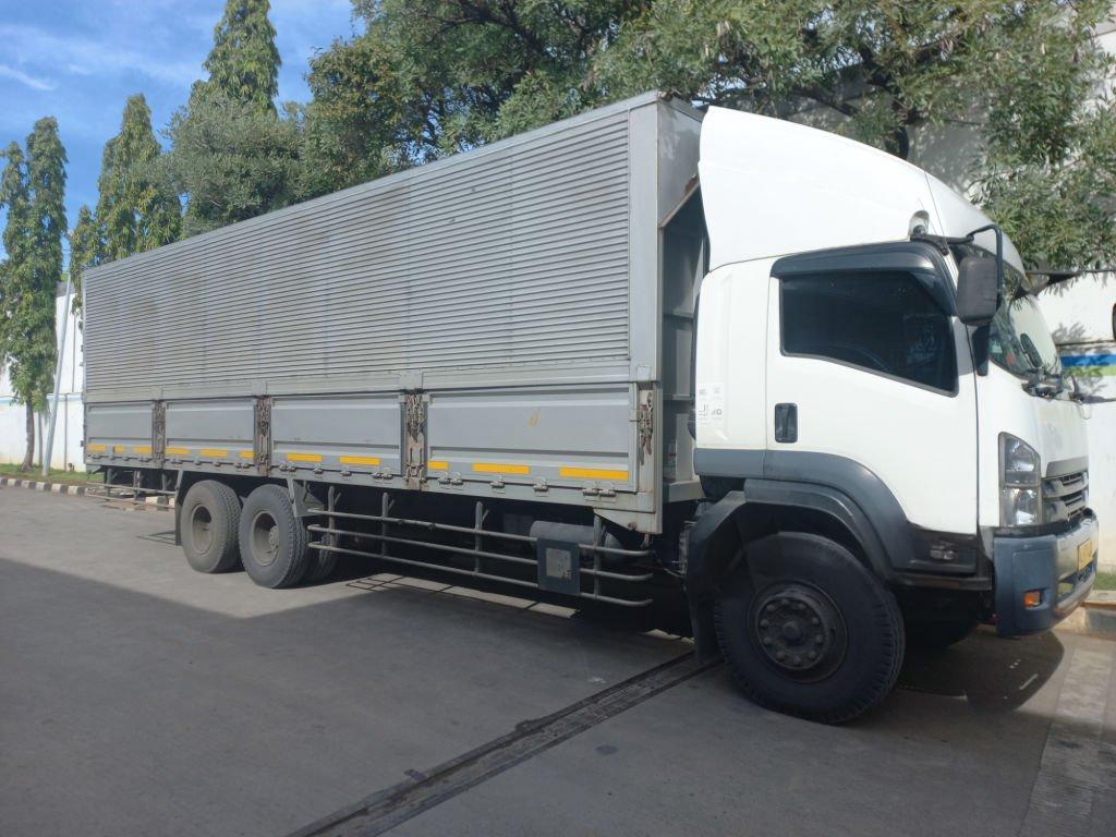 Armada truk logistik untuk layanan transportasi barang dalam negeri