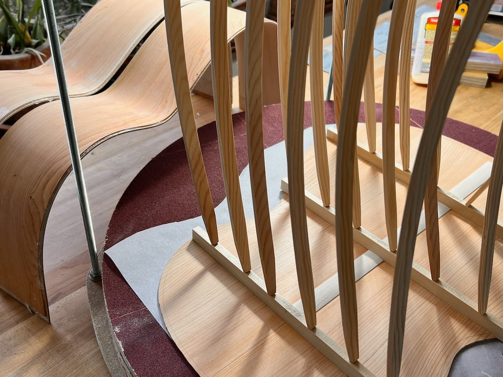 Gitarrenboden beim Verleimen im Gitarrenbau-Atelier
