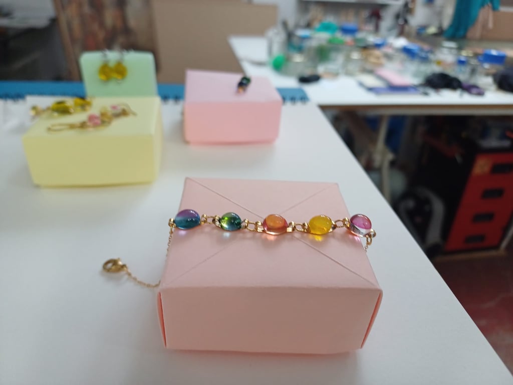 Bracelet artisanal aux perles de verre colorées, création unique signée Edith Théret.