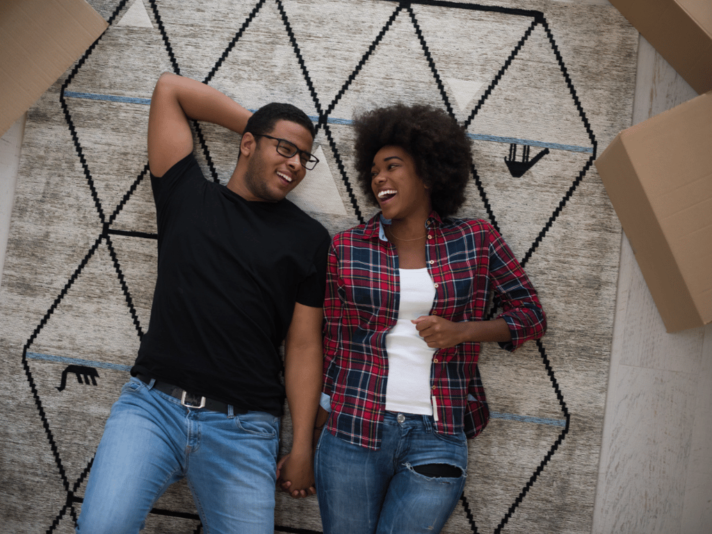 Bankeaz | A couple of expats moving to their new appartment in France