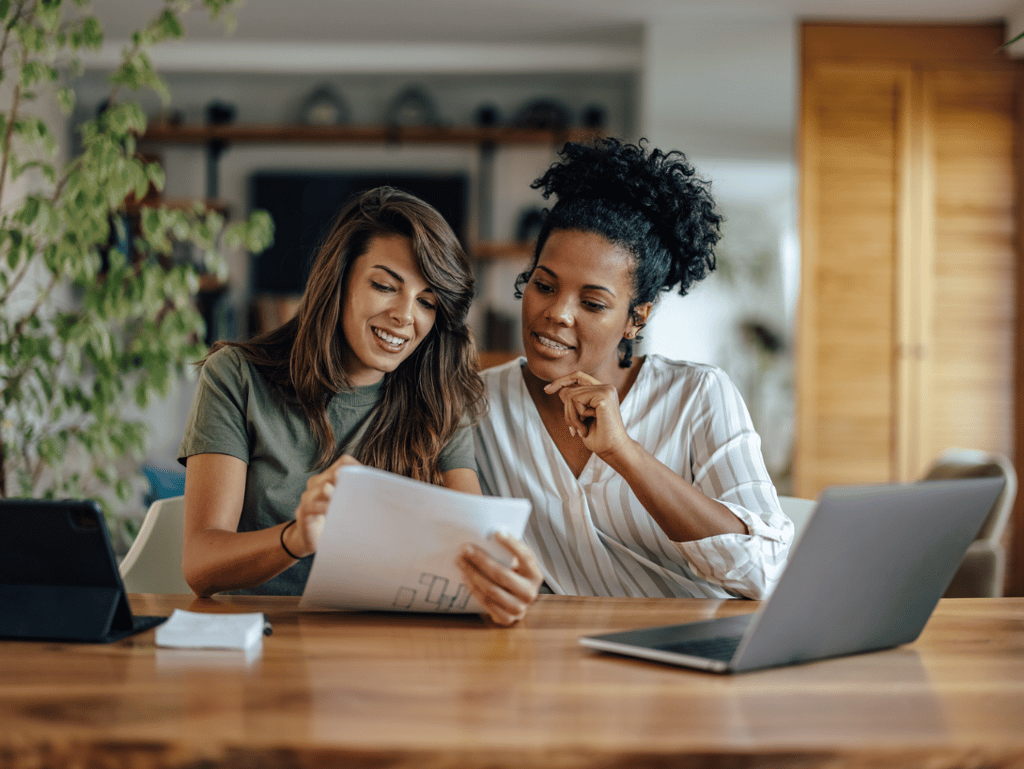 Bankeaz | Expatriate woman negotiating her new French employment contract