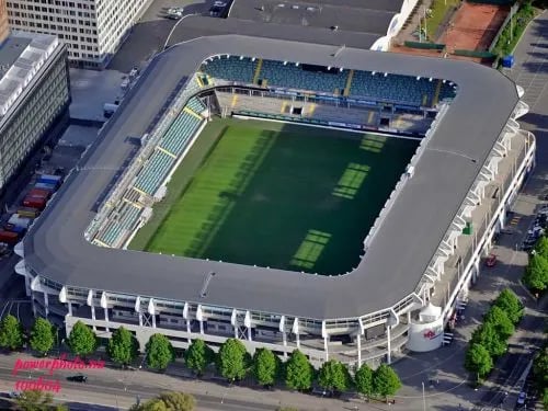 Gamla Ullevi Stadion in Göteborg mit Tribünen nah am Spielfeld und intensiver IFK-Fanatmosphäre