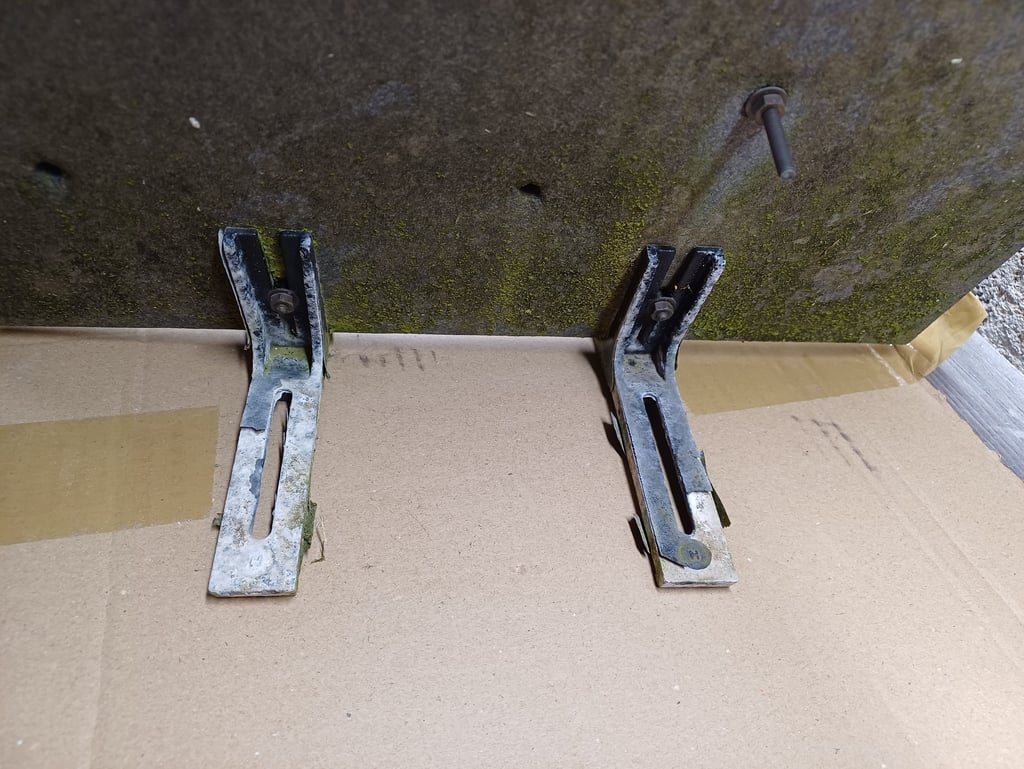 plaque funéraire abimée, mousse, saleté, peinture support écaillée