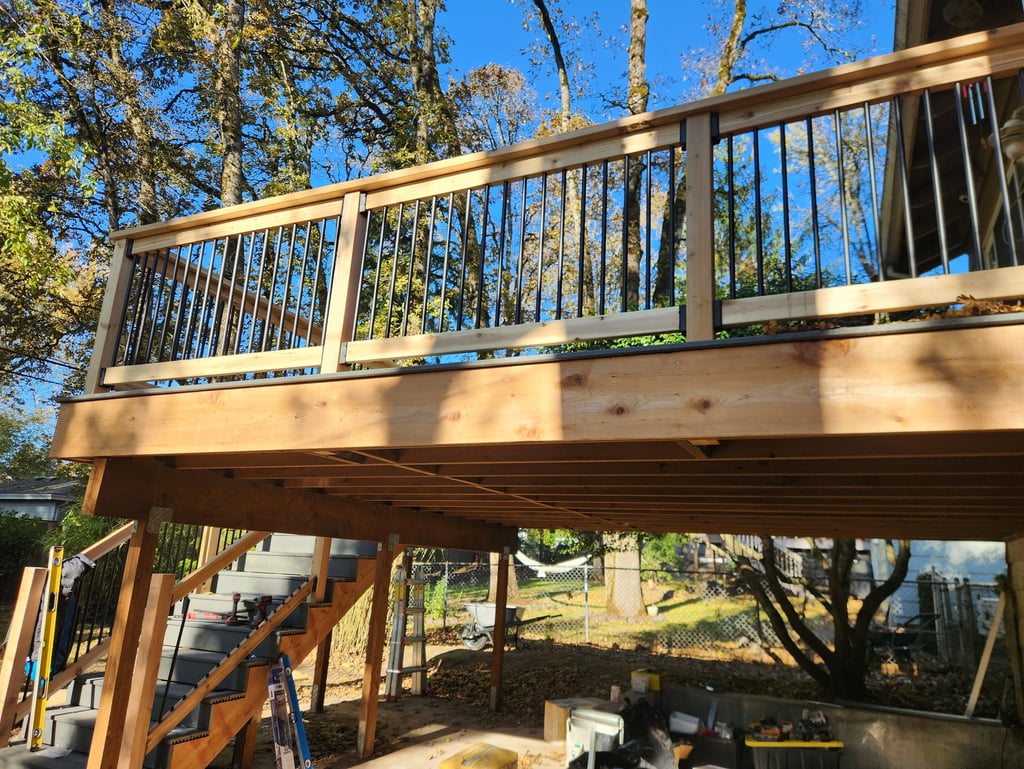 Cedar handrail with aluminum spindles