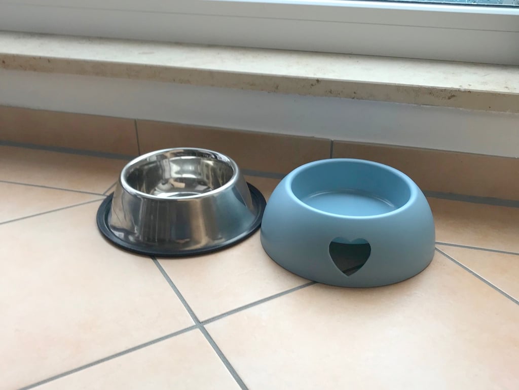 Hundeurlaub in der Ferienwohnung in Juliusruh - Hundenäpfe