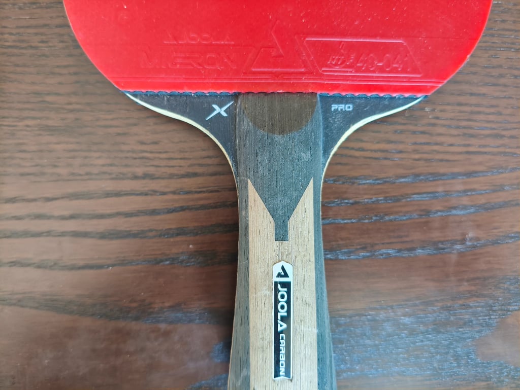 Análise de cabo e tecnologia de carbono na raquete de ténis de mesa JOOLA Carbon X Pro.
