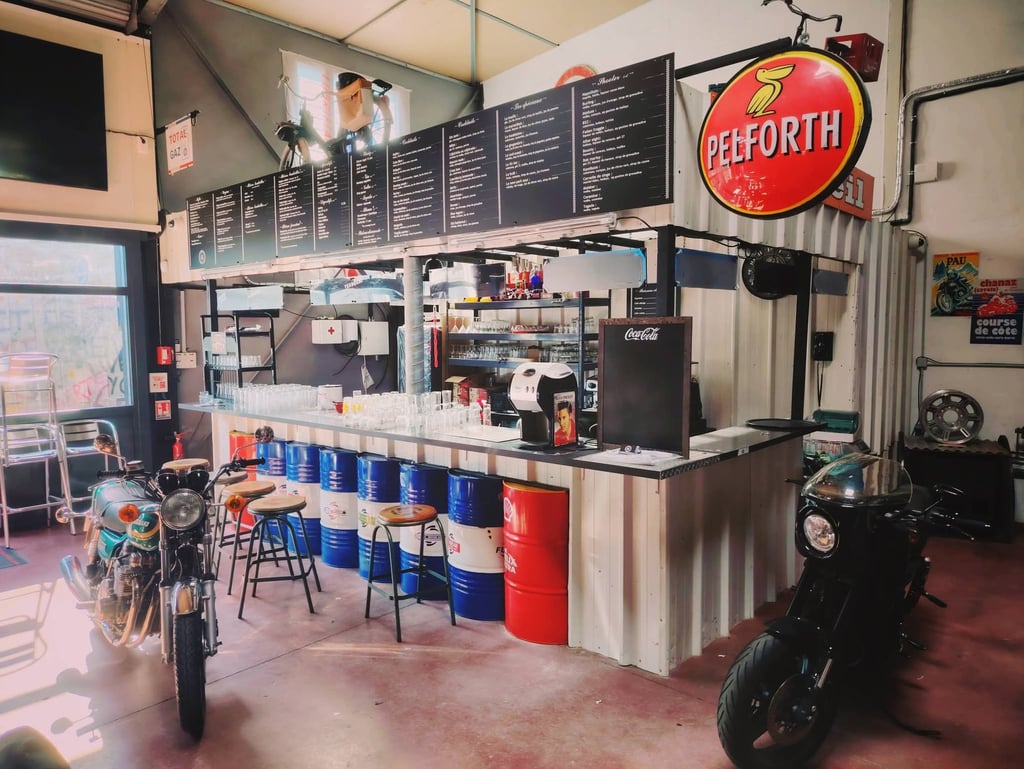 Bar rétro de L’Entrepotes avec sélection de spiritueux et décoration vintage industrielle.