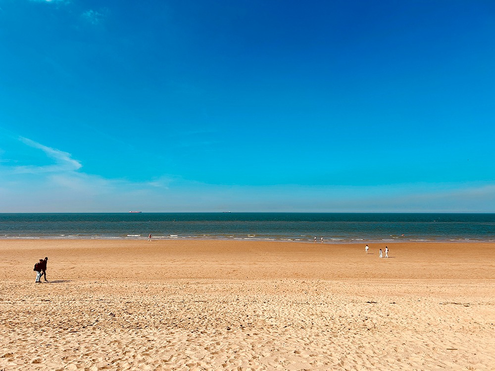 Grande plage de sable au bord de la Mer du Nord