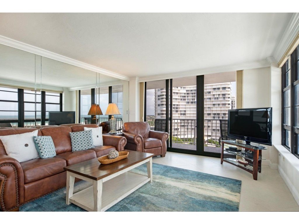 Spacious living room