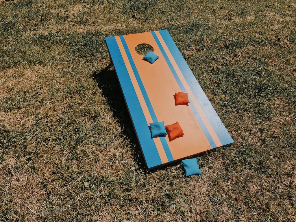 Cornhole žaidimas – žaidimų nuoma Klaipėdoje.
