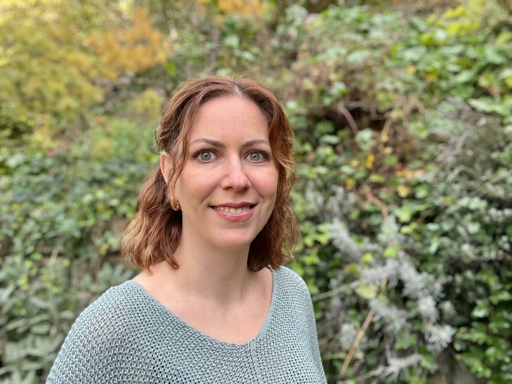 Claudia Krmpotic, Pflegefachfrau und Coach, IFS Therapie, innere Ressourcen, Portrait im Grünen