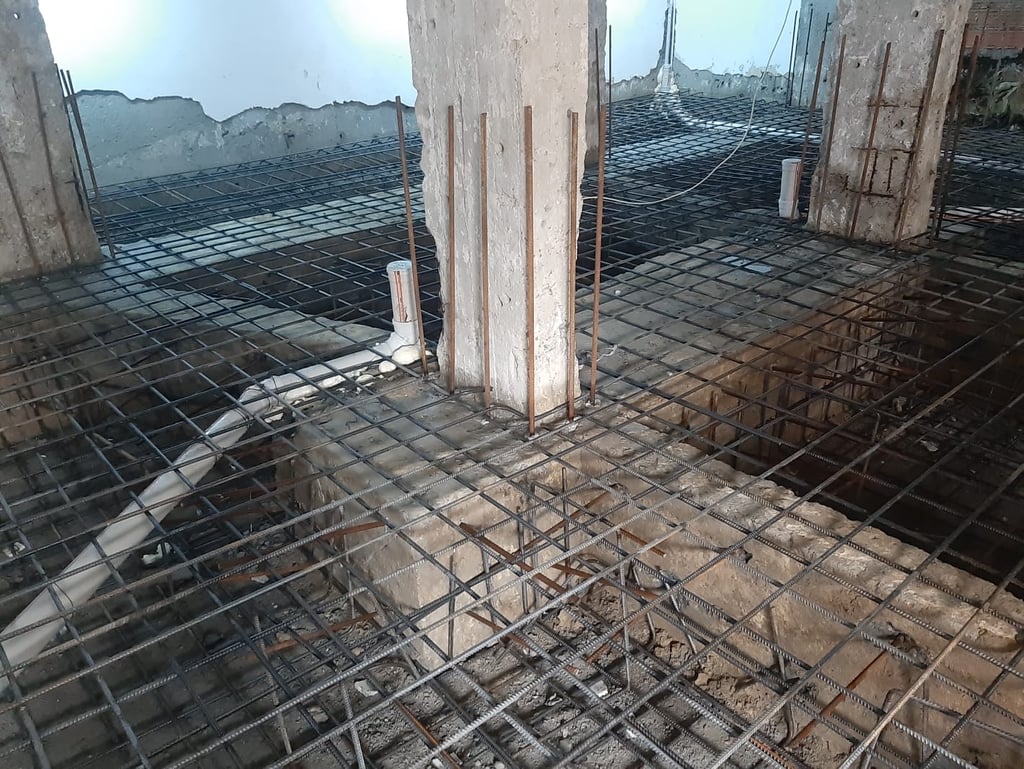 Bir yapının güçlendirme ve onarım aşamalarını gösteren fotoğraf.