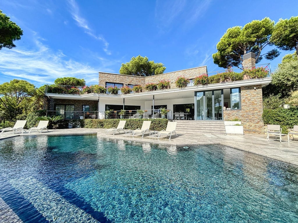 Travaux de rénovation avec charpentiers installant des fenêtres de toit VELUX sur une toiture