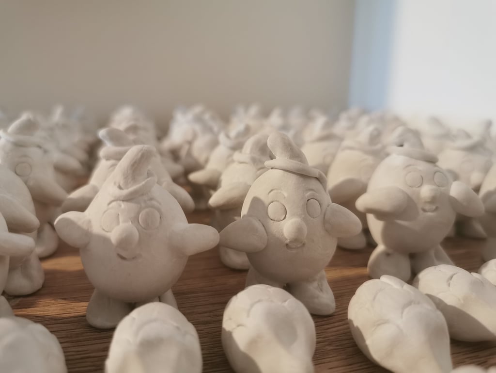 Figurine d'argile en cours de création et de séchage