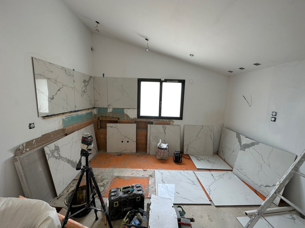 Travaux de rénovation complète de salle de bain avec reprise plomberie et carrelage. Harenova