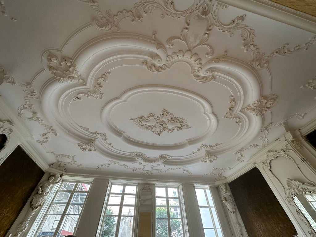 ornamenten plafond restauratie aan de Singel in Amsterdam