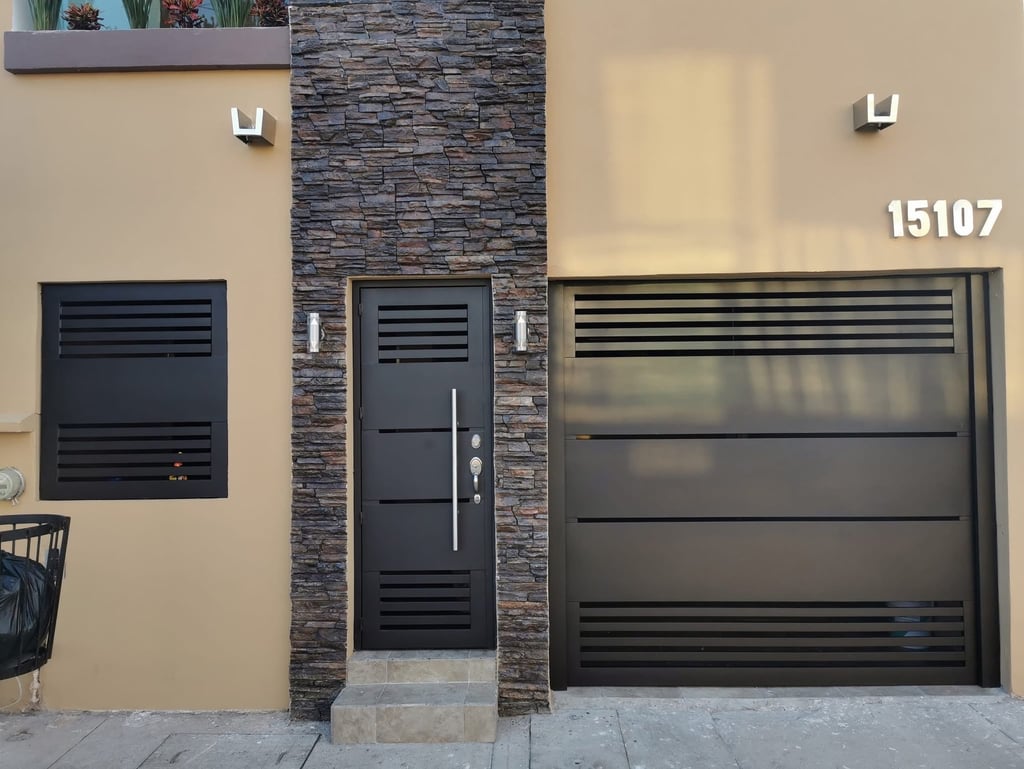 Portón de herrería moderno para cochera fabricado a la medida