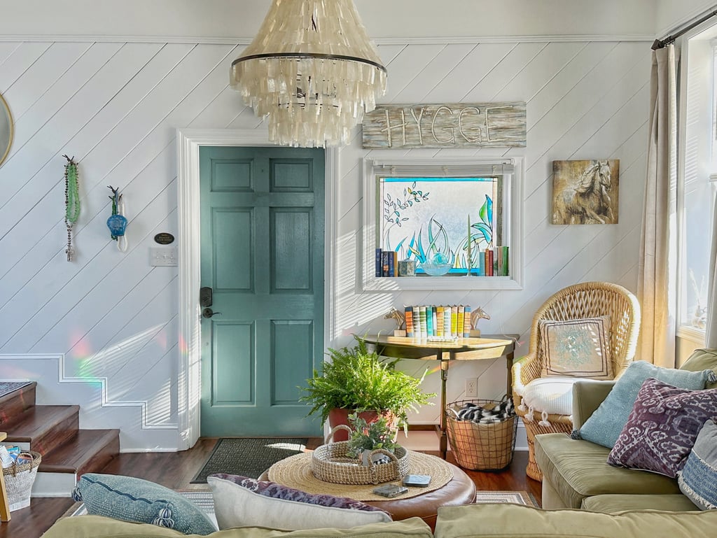 2123 Rivermont Carriage House living room and front door seashell chandelier 2123 rivermont